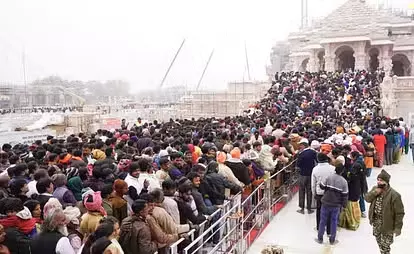 अयोध्या: साल के पहले दिन रामनगरी में उमड़ा भक्तों का सैलाब अयोध्या: साल के पहले दिन रामनगरी में उमड़ा भक्तों का सैलाब