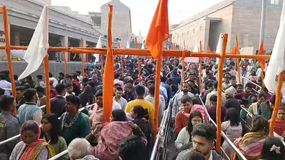 नए साल के पहले दिन काशी बोली बम बम, लाखों भक्तों ने लगाई बाबा दरबार में हाजिरी नए साल के पहले दिन काशी बोली बम बम, लाखों भक्तों ने लगाई बाबा दरबार में हाजिरी