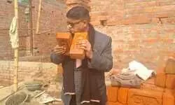 ईंट से ईंट टकराकर डीएम ने जांची मजबूती ईंट से ईंट टकराकर डीएम ने जांची मजबूती