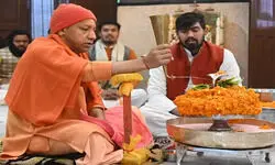 गोरखनाथ मंदिर में सीएम योगी ने किया रुद्राभिषेक, भगवान से राष्ट्र कल्याण की कामना की गोरखनाथ मंदिर में सीएम योगी ने किया रुद्राभिषेक, भगवान से राष्ट्र कल्याण की कामना की