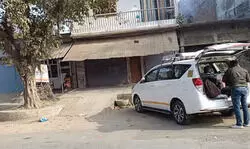 ED की टीम का महराजगंज में छापा, कपड़ा व्यवसाई के रिकार्ड खंगाल रही टीम ED की टीम का महराजगंज में छापा, कपड़ा व्यवसाई के रिकार्ड खंगाल रही टीम