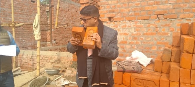 ईंट से ईंट टकराकर डीएम ने जांची मजबूती ईंट से ईंट टकराकर डीएम ने जांची मजबूती
