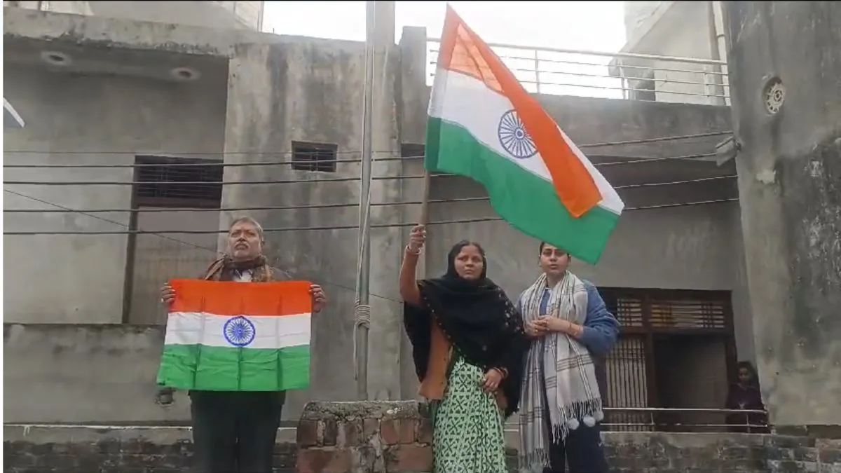 चन्दन गुप्ता के हत्यारों को सजा मिलने पर परिवार ने मनाया जश्न, घर पर फहराया तिरंगा चन्दन गुप्ता के हत्यारों को सजा मिलने पर परिवार ने मनाया जश्न, घर पर फहराया तिरंगा