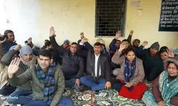 मांगों को लेकर धरने पर बैठा लेखपाल संघ