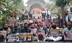 काशी में जनांदोलन शुरू : गांधी प्रतिमा के समक्ष उपवास पर बैठे लोग, बांधी काली पट्टी; बोले- बंद हो चीनी मांझा