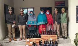 बिहार में शराब सप्लाई कर रही महिला तस्करों की गैंग, वाराणसी पुलिस ने तीन को किया गिरफ्तार बिहार में शराब सप्लाई कर रही महिला तस्करों की गैंग, वाराणसी पुलिस ने तीन को किया गिरफ्तार