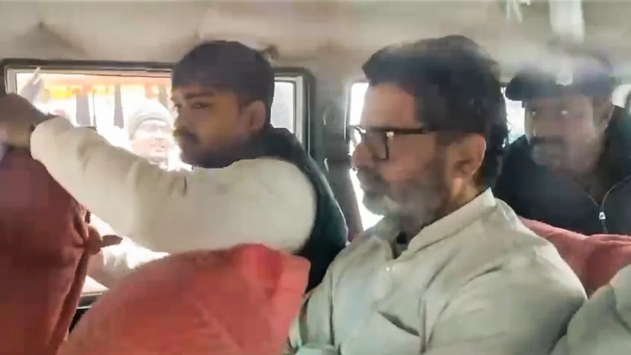 पटना: प्रशांत किशोर को मिली जमानत, लेकिन शर्त मानने को तैयार नहीं…जाना पड़ेगा जेल? पटना: प्रशांत किशोर को मिली जमानत, लेकिन शर्त मानने को तैयार नहीं…जाना पड़ेगा जेल?