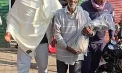 घर से भटके बुजुर्ग को विधायक ने परिजनों के पास पहुंचवाया घर से भटके बुजुर्ग को विधायक ने परिजनों के पास पहुंचवाया