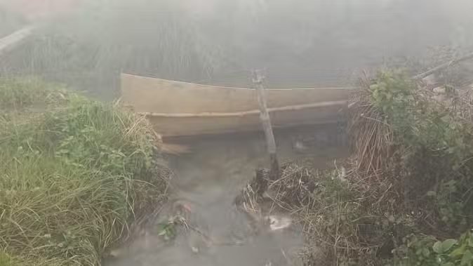 चंदौली : नहर का तटबंध टूटने से 30 एकड़ गेंहू की फसल जलमग्न, किसानों ने की मुआवजे की मांग चंदौली : नहर का तटबंध टूटने से 30 एकड़ गेंहू की फसल जलमग्न, किसानों ने की मुआवजे की मांग