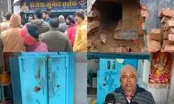 рдЪрдВрджреМрд▓реА рдореЗрдВ рдЪреЛрд░реЛрдВ рдХреЗ рд╣реМрд╕рд▓реЗ рдмреБрд▓рдВрдж:рдЖрднреВрд╖рдг рдХреА рджреБрдХрд╛рди рдореЗрдВ рд╕реЗрдВрдз рд▓рдЧрд╛рдХрд░ рдирдЧрджреА рдФрд░ рдЖрднреВрд╖рдг рдкрд░ рдХрд┐рдпрд╛ рд╣рд╛рде рд╕рд╛рдл, рдкреБрд▓рд┐рд╕ рдХреА рд░рд╛рддреНрд░рд┐ рдЧрд╢реНрдд рдкрд░ рдЙрдард╛ рд╕рд╡рд╛рд▓... рдЪрдВрджреМрд▓реА рдореЗрдВ рдЪреЛрд░реЛрдВ рдХреЗ рд╣реМрд╕рд▓реЗ рдмреБрд▓рдВрдж:рдЖрднреВрд╖рдг рдХреА рджреБрдХрд╛рди рдореЗрдВ рд╕реЗрдВрдз рд▓рдЧрд╛рдХрд░ рдирдЧрджреА рдФрд░ рдЖрднреВрд╖рдг рдкрд░ рдХрд┐рдпрд╛ рд╣рд╛рде рд╕рд╛рдл, рдкреБрд▓рд┐рд╕ рдХреА рд░рд╛рддреНрд░рд┐ рдЧрд╢реНрдд рдкрд░ рдЙрдард╛ рд╕рд╡рд╛рд▓...