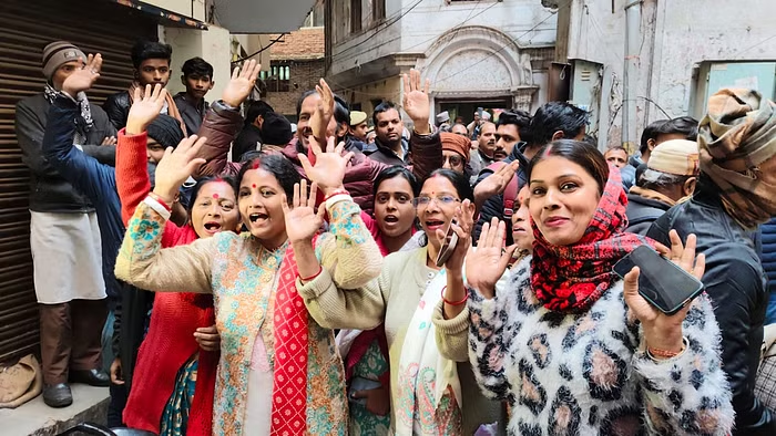 वाराणसी में वर्षों से बंद पड़े सिद्धिश्वर महादेव के मंदिर का खुला ताला, सिद्धिश्वर महादेव मंदिर खुलने के बाद महिलाओ ने जयकारा लगाया वाराणसी में वर्षों से बंद पड़े सिद्धिश्वर महादेव के मंदिर का खुला ताला, सिद्धिश्वर महादेव मंदिर खुलने के बाद महिलाओ ने जयकारा लगाया