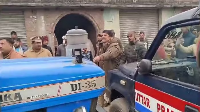 गैंगस्टर की मौत पर हंगामा: ग्रामीण बोले- चक्का जाम करो, इंस्पेक्टर ने कहा- पूरे गांव को जेल भेज दूंगा गैंगस्टर की मौत पर हंगामा: ग्रामीण बोले- चक्का जाम करो, इंस्पेक्टर ने कहा- पूरे गांव को जेल भेज दूंगा