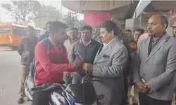 हेलमेट न पहनने वालों को बांटा गया फूल,देखें रिपोर्ट