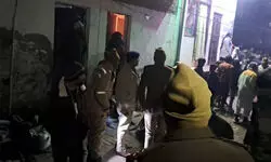 मेरठ में एक ही परिवार के 5 लोगों की हत्या, घर में मिली पति-पत्नी और 3 बेटियों की लाश मेरठ में एक ही परिवार के 5 लोगों की हत्या, घर में मिली पति-पत्नी और 3 बेटियों की लाश