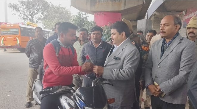 हेलमेट न पहनने वालों को बांटा गया फूल,देखें रिपोर्ट हेलमेट न पहनने वालों को बांटा गया फूल,देखें रिपोर्ट