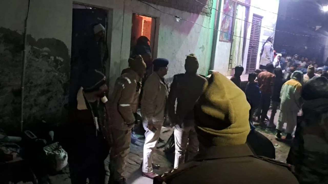 मेरठ में एक ही परिवार के 5 लोगों की हत्या, घर में मिली पति-पत्नी और 3 बेटियों की लाश मेरठ में एक ही परिवार के 5 लोगों की हत्या, घर में मिली पति-पत्नी और 3 बेटियों की लाश