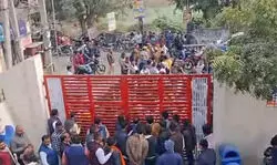 चार लाख रुपये लेकर मंडल अध्यक्ष बनाने का आरोप, भाजपा कार्यालय में जमकर हंगामा चार लाख रुपये लेकर मंडल अध्यक्ष बनाने का आरोप, भाजपा कार्यालय में जमकर हंगामा