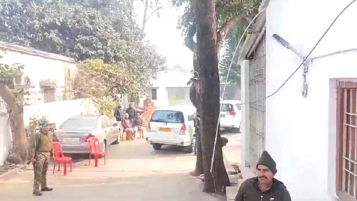 लालू यादव के करीबी RJD MLA आलोक कुमार पर ED का एक्शन, यूपी-बिहार और दिल्ली में 18 ठिकानों पर रेड लालू यादव के करीबी RJD MLA आलोक कुमार पर ED का एक्शन, यूपी-बिहार और दिल्ली में 18 ठिकानों पर रेड