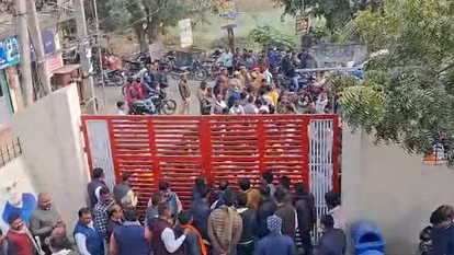 चार लाख रुपये लेकर मंडल अध्यक्ष बनाने का आरोप, भाजपा कार्यालय में जमकर हंगामा चार लाख रुपये लेकर मंडल अध्यक्ष बनाने का आरोप, भाजपा कार्यालय में जमकर हंगामा