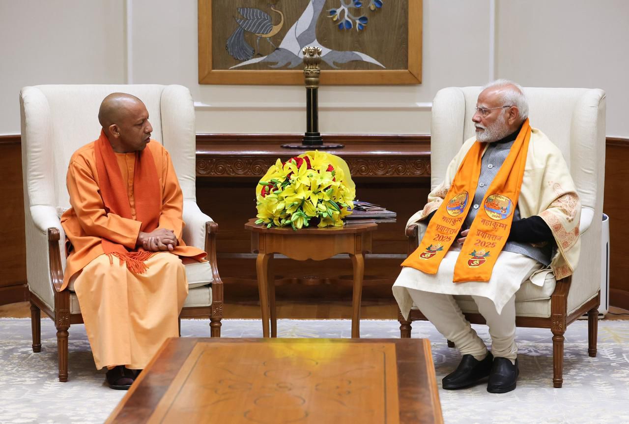 पीएम मोदी से मिले सीएम योगी, कुंभ में आने का दिया निमंत्रण पीएम मोदी से मिले सीएम योगी, कुंभ में आने का दिया निमंत्रण