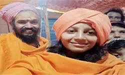 नाबालिग को साध्वी बनाने वाले महंत कौशल गिरि जूना अखाड़े से निष्कासित, बच्ची को भेजा गया घर नाबालिग को साध्वी बनाने वाले महंत कौशल गिरि जूना अखाड़े से निष्कासित, बच्ची को भेजा गया घर