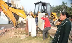 संभल में SDM ने चलवाया बुलडोजर, जामा मस्जिद के पास में बनी दुकाने तोड़ीं