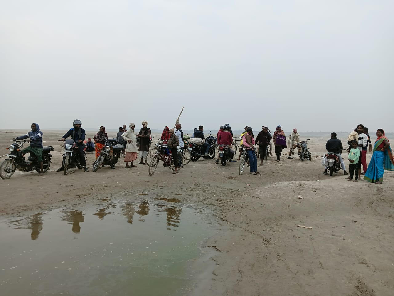 गंगा पर नहीं बना पीपा पुल, 10 के बजाय अब 40KM तय करेंगे दूरी गंगा पर नहीं बना पीपा पुल, 10 के बजाय अब 40KM तय करेंगे दूरी