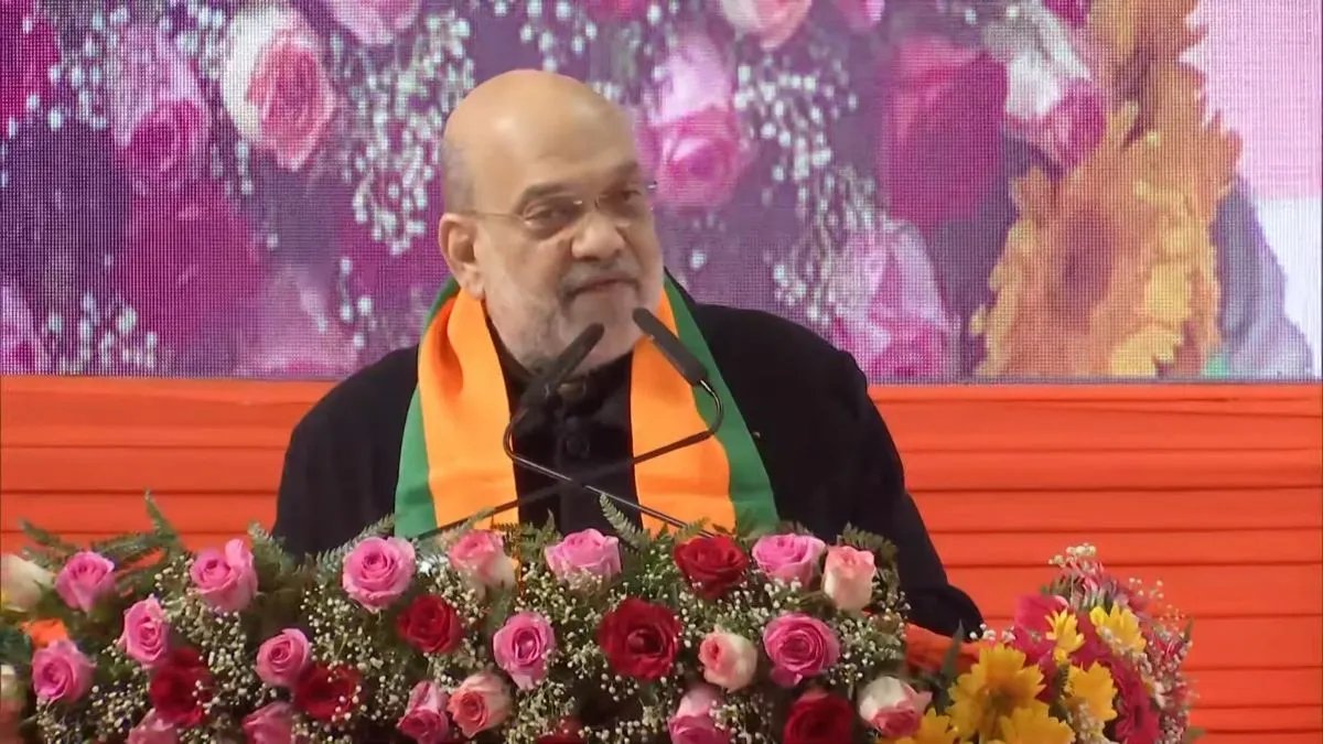 अमित शाह ने दिल्ली के झुग्गी वालों को पक्का मकान देने का किया वादा, केजरीवाल से पूछा- यमुना में कब डुबकी लगाएंगे अमित शाह ने दिल्ली के झुग्गी वालों को पक्का मकान देने का किया वादा, केजरीवाल से पूछा- यमुना में कब डुबकी लगाएंगे