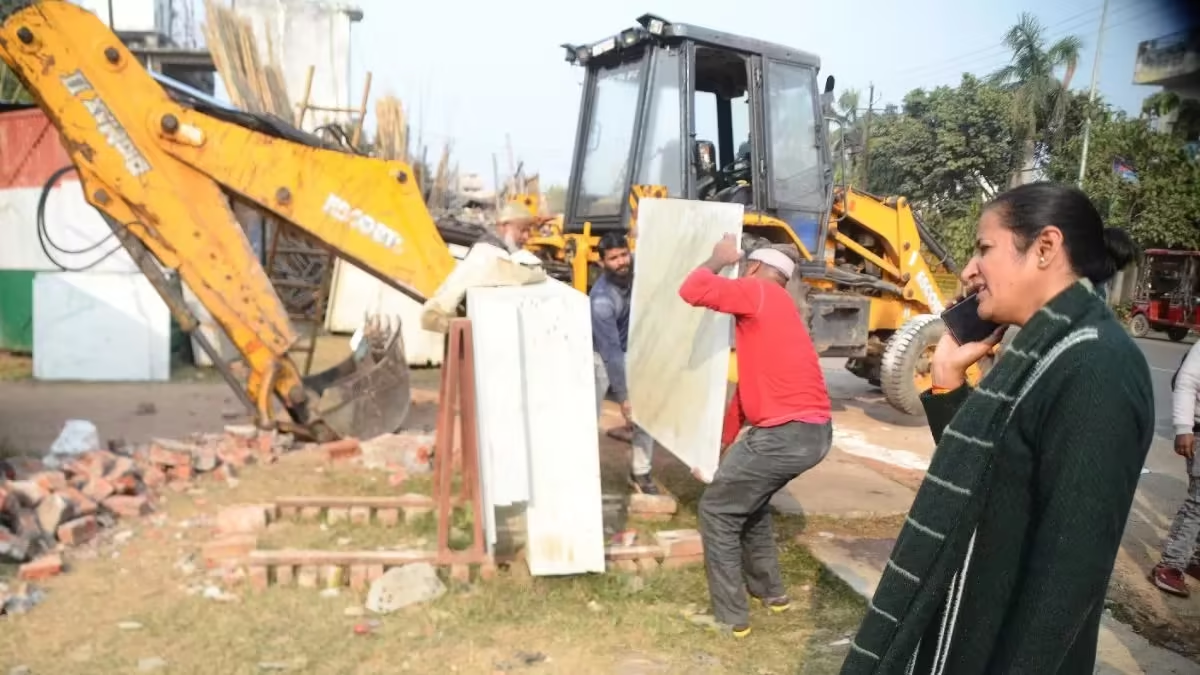 संभल में SDM ने चलवाया बुलडोजर, जामा मस्जिद के पास में बनी दुकाने तोड़ीं संभल में SDM ने चलवाया बुलडोजर, जामा मस्जिद के पास में बनी दुकाने तोड़ीं