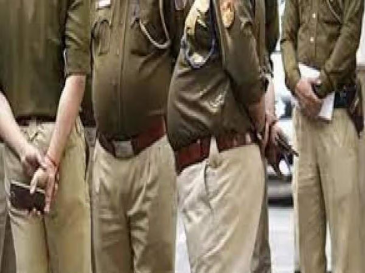 6 महिला सिपाहियों के फोन पर पहुंचे अश्लील फोटो, सामने आई सिपाही की हरकत; एसपी ने तुरंत कर दिया निलंबित 6 महिला सिपाहियों के फोन पर पहुंचे अश्लील फोटो, सामने आई सिपाही की हरकत; एसपी ने तुरंत कर दिया निलंबित