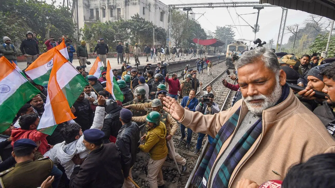 हिरासत में पप्पू यादव…बिहार बंद के दौरान पटना की सड़कों पर हंगामा-आगजनी हिरासत में पप्पू यादव…बिहार बंद के दौरान पटना की सड़कों पर हंगामा-आगजनी