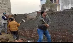 मुरादाबाद : शत्रु संपत्ति पर कब्जा कर बना ली दीवार, तहसीलदार ने खुद फावड़ा चलाकर हटाया अतिक्रमण मुरादाबाद : शत्रु संपत्ति पर कब्जा कर बना ली दीवार, तहसीलदार ने खुद फावड़ा चलाकर हटाया अतिक्रमण