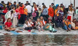 महाकुंभ की आभा देख विदेशी श्रद्धालु भी हुए मोहित, संगम में लगाई डुबकी महाकुंभ की आभा देख विदेशी श्रद्धालु भी हुए मोहित, संगम में लगाई डुबकी