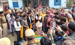 BSF जवान का शव गांव में पहुंचते ही मचा कोहराम, ऐसे हुई थी माैत; कैबिनेट मंत्री ने किया नमन BSF जवान का शव गांव में पहुंचते ही मचा कोहराम, ऐसे हुई थी माैत; कैबिनेट मंत्री ने किया नमन