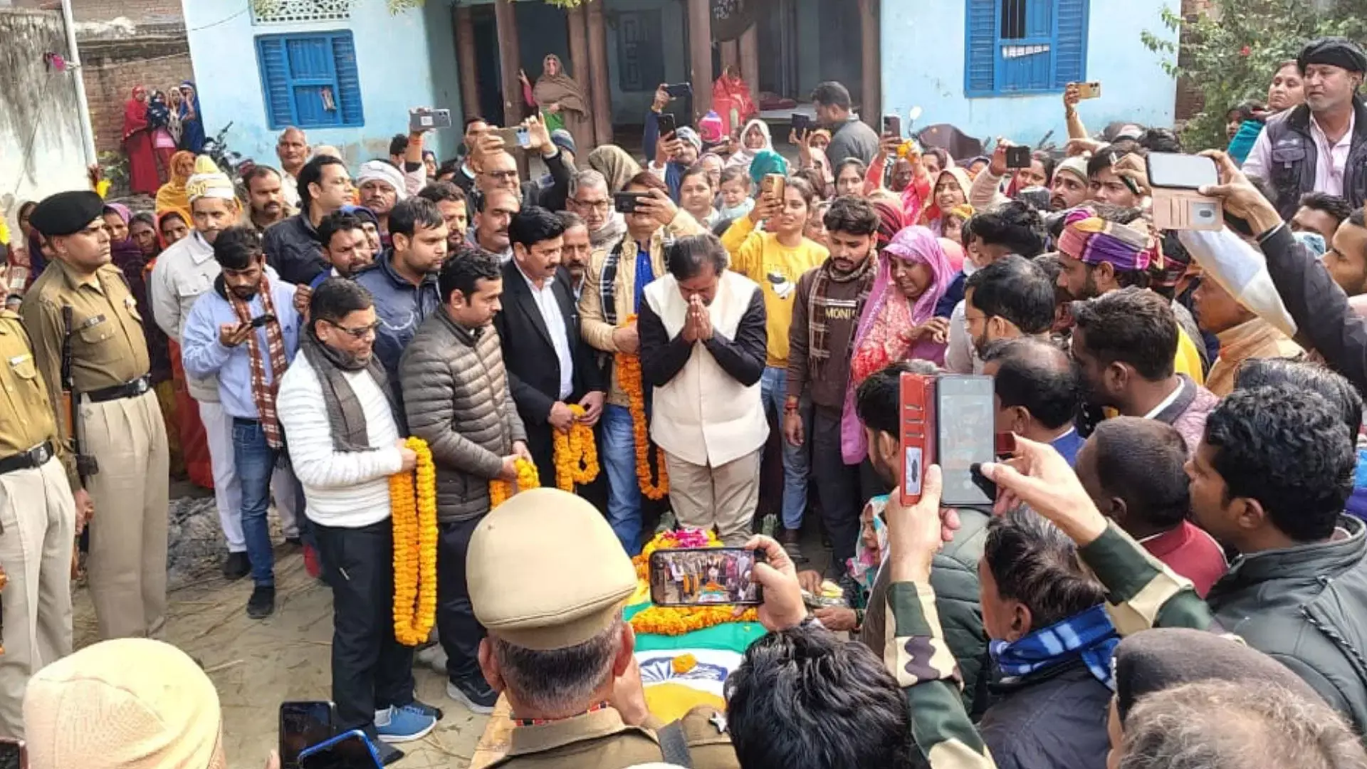 BSF जवान का शव गांव में पहुंचते ही मचा कोहराम, ऐसे हुई थी माैत; कैबिनेट मंत्री ने किया नमन BSF जवान का शव गांव में पहुंचते ही मचा कोहराम, ऐसे हुई थी माैत; कैबिनेट मंत्री ने किया नमन