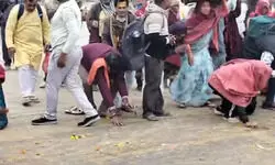 श्रद्धालु चुनने लगे सड़क पर गिरे फूल, समेटने लगे चरणों की धूल....