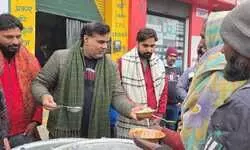 सपा विधायक हाजी मोहम्मद फहीम इरफान ने मकर संक्रांति पर बांटी खिचड़ी सपा विधायक हाजी मोहम्मद फहीम इरफान ने मकर संक्रांति पर बांटी खिचड़ी