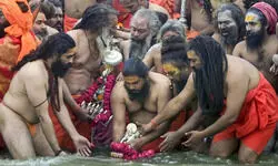 मकर संक्रांति पर 3.50 करोड़ से ज्यादा संतों और श्रद्धालुओं ने संगम में आस्था की डुबकी लगाई मकर संक्रांति पर 3.50 करोड़ से ज्यादा संतों और श्रद्धालुओं ने संगम में आस्था की डुबकी लगाई