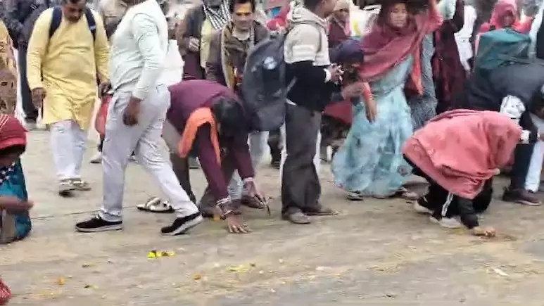 श्रद्धालु चुनने लगे सड़क पर गिरे फूल, समेटने लगे चरणों की धूल.... श्रद्धालु चुनने लगे सड़क पर गिरे फूल, समेटने लगे चरणों की धूल....