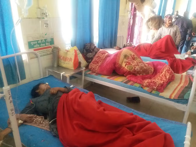 परिवार ने खाया जहर, मां-बेटे की मौत: अटकती रही एंबुलेंस, अंदर तड़पती रहीं जिंदगियां; यूपी में मर गईं संवेदनाएं परिवार ने खाया जहर, मां-बेटे की मौत: अटकती रही एंबुलेंस, अंदर तड़पती रहीं जिंदगियां; यूपी में मर गईं संवेदनाएं