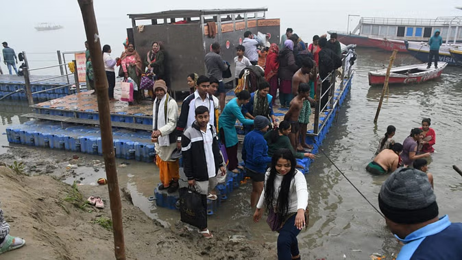 काशी में लाखों श्रद्धालुओं ने लगाई पुण्य की डुबकी काशी में लाखों श्रद्धालुओं ने लगाई पुण्य की डुबकी