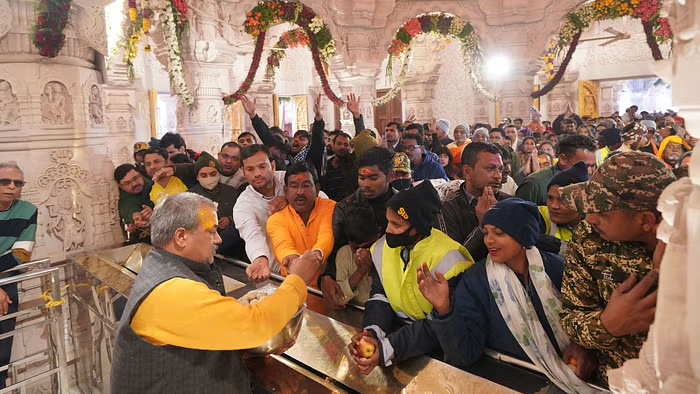 मकर संक्रांति पर रामलला को अर्पित किया गया छप्पन भोग, दर्शनार्थियों में वितरित किया गया प्रसाद मकर संक्रांति पर रामलला को अर्पित किया गया छप्पन भोग, दर्शनार्थियों में वितरित किया गया प्रसाद
