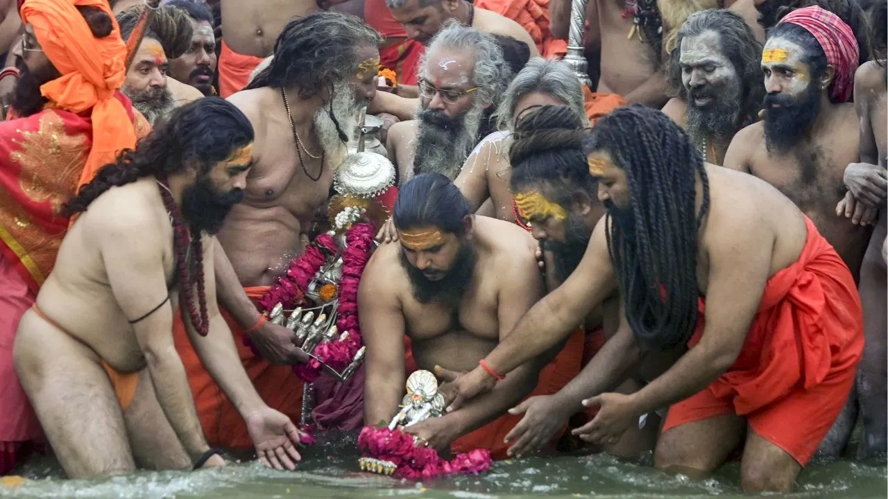 मकर संक्रांति पर 3.50 करोड़ से ज्यादा संतों और श्रद्धालुओं ने संगम में आस्था की डुबकी लगाई मकर संक्रांति पर 3.50 करोड़ से ज्यादा संतों और श्रद्धालुओं ने संगम में आस्था की डुबकी लगाई