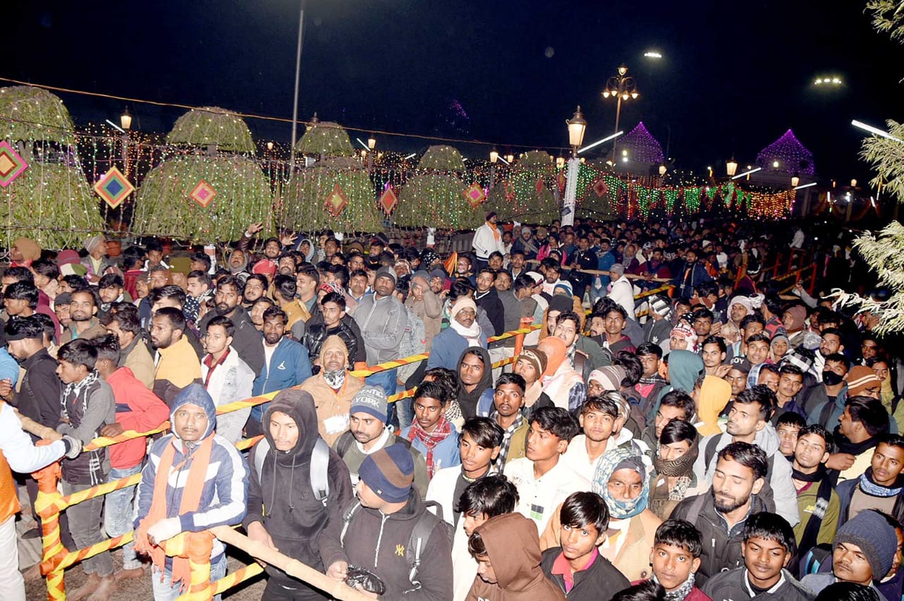 15 लाख से अधिक श्रद्धालुओं ने चढ़ाई बाबा गोरखनाथ को आस्था की पावन खिचड़ी 15 लाख से अधिक श्रद्धालुओं ने चढ़ाई बाबा गोरखनाथ को आस्था की पावन खिचड़ी