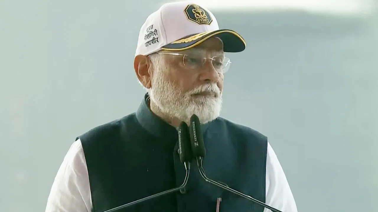 PM मोदी ने नौसेना को सौंपे 3 स्वदेशी युद्धपोत, कहा कि देश में पहली बार एक डिस्ट्रॉयर, एक फ्रिगेट और एक सबमरीन को एक साथ कमीशन किया जा रहा PM मोदी ने नौसेना को सौंपे 3 स्वदेशी युद्धपोत, कहा कि देश में पहली बार एक डिस्ट्रॉयर, एक फ्रिगेट और एक सबमरीन को एक साथ कमीशन किया जा रहा