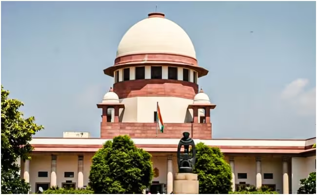 सुप्रीम कोर्ट चुनाव सुधार को लेकर नए नियमों का परीक्षण करने को तैयार, चुनाव आयोग और केंद्र को नोटिस सुप्रीम कोर्ट चुनाव सुधार को लेकर नए नियमों का परीक्षण करने को तैयार, चुनाव आयोग और केंद्र को नोटिस