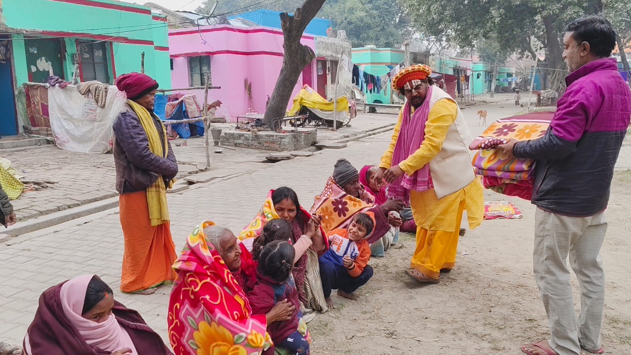 बालयोगी महंत रामदास द्वारा कंबल वितरण कर सांसद डिंपल यादव का मनाया गया जन्मदिन बालयोगी महंत रामदास द्वारा कंबल वितरण कर सांसद डिंपल यादव का मनाया गया जन्मदिन