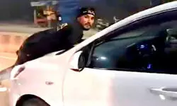 चालक ने पांच किमी दाैड़ाई गाड़ी: अंदर बैठी थी पत्नी, बोनट पर लटका रहा पति चालक ने पांच किमी दाैड़ाई गाड़ी: अंदर बैठी थी पत्नी, बोनट पर लटका रहा पति