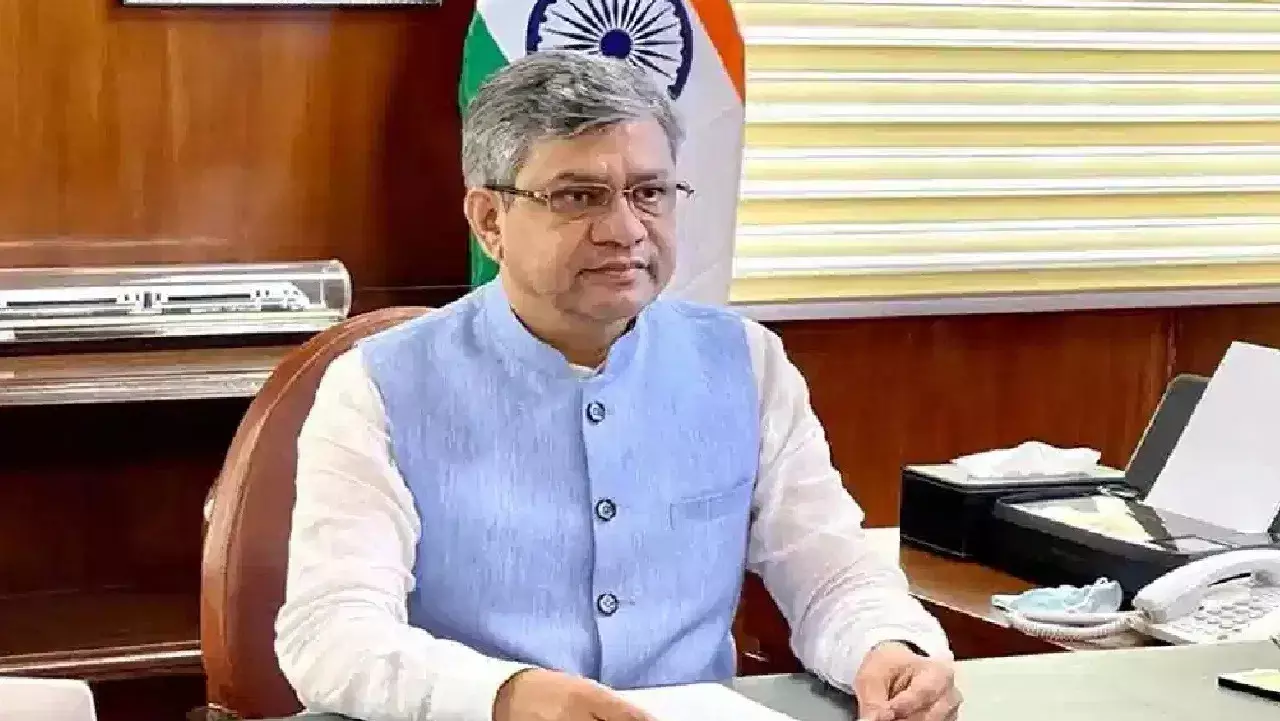 केंद्रीय कर्मचारियों को सरकार का तोहफा, अगले साल से लागू होगा 8वां पे कमीशन केंद्रीय कर्मचारियों को सरकार का तोहफा, अगले साल से लागू होगा 8वां पे कमीशन