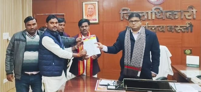 सड़क पर उतरी सरदार सेना,सौंपा ज्ञापन सड़क पर उतरी सरदार सेना,सौंपा ज्ञापन